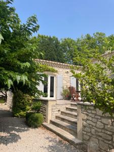 a stone house with a bench and a stone wall at L'appart Thé - Cocon de charme avec terrasse à Paradou, au cœur des Alpilles in Paradou