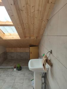 Bilik mandi di Yutori Homestays
