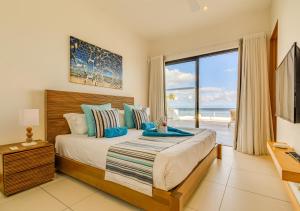 Кровать или кровати в номере Cap Ouest by Horizon Holidays