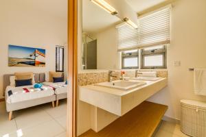 Ванная комната в Cap Ouest by Horizon Holidays