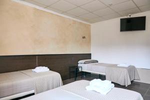 Postel nebo postele na pokoji v ubytování V Pension & Suites