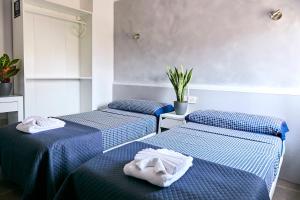 Postel nebo postele na pokoji v ubytování V Pension & Suites