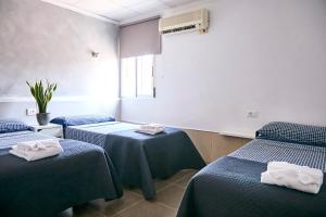 Postel nebo postele na pokoji v ubytování V Pension & Suites