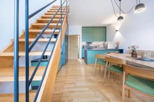 una cucina e una sala da pranzo con scala in una casa di Dovolená bez starostí - Apartmán u Venuše a Pavlov