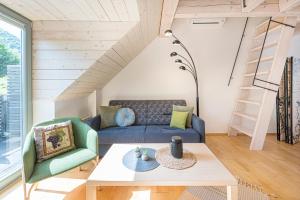 un soggiorno con un divano e un tavolo di Dovolená bez starostí - Apartmán u Venuše a Pavlov