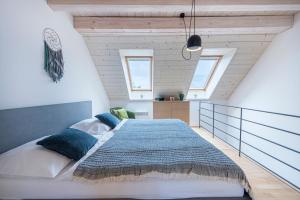 una camera con un grande letto e due finestre di Dovolená bez starostí - Apartmán u Venuše a Pavlov