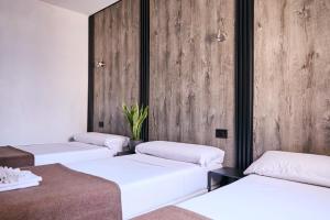 Postel nebo postele na pokoji v ubytování V Pension & Suites