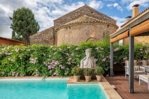 The swimming pool at or close to LHort de Sant Cebrià