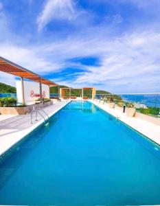 a swimming pool with a view of the ocean at Salguero Suites - Playa Salguero - By INMOBILIARIA VS in Santa Marta