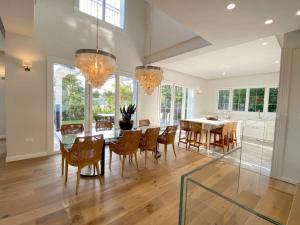 a dining room with a table and chairs at Carmelo Congress Villa in Herzliya Pituah
