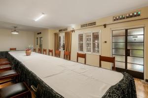 una sala de conferencias con una mesa larga y sillas en Dream Jet Cottages, en Entebbe 131 fotos más