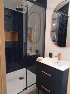 普朗德拉图尔Beautiful new apartment, central, terrace, clim的带水槽和淋浴的浴室 更多34张照片