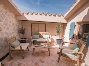 普朗德拉图尔Beautiful new apartment, central, terrace, clim的庭院配有桌椅和沙发