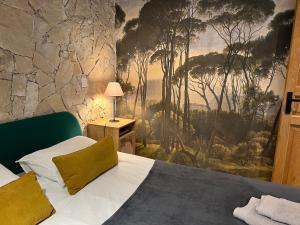 普朗德拉图尔Beautiful new apartment, central, terrace, clim的卧室的墙上挂着一幅大画