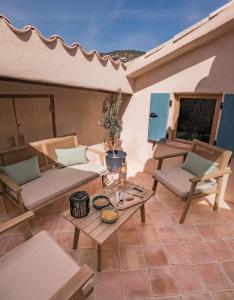 普朗德拉图尔Beautiful new apartment, central, terrace, clim的有两把椅子和一张桌子的露台