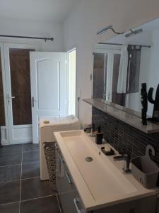 un bagno con lavandino e specchio di studio ensoleillé a Beaucaire
