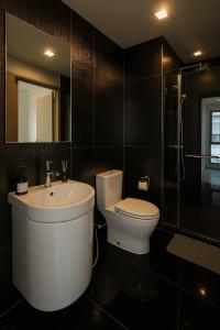 バンコクにある2BR 2BA Luxury Lifestyle 5min walk Thonglor BTSのトイレ、洗面台、鏡のあるバスルーム