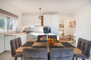 a kitchen and dining room with a table and chairs at Apartment Vista Mare 1 with heated pool in Sveti Filip i Jakov