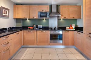 Η κουζίνα ή μικρή κουζίνα στο Marlin Aldgate Tower Bridge +8 φωτογραφίες