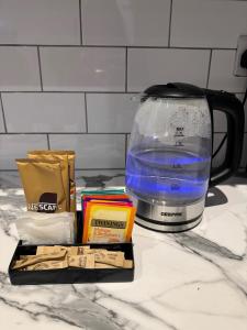 Kemudahan buat kopi dan teh di Modern and spacious maisonette