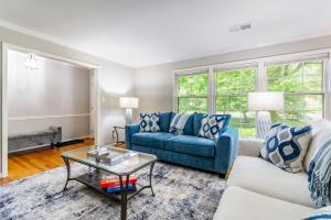 グリーンズボロにあるSouthern Charm 2BR Greensboro Nestのソファとテーブルのあるリビングルーム