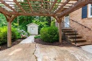 グリーンズボロにあるSouthern Charm 2BR Greensboro Nestの木製のパーゴラと階段のあるレンガ造りの家 +37枚の写真