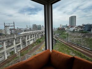 东京枕木 New house with Huge View for Family-Group的从带火车轨道的城市窗口欣赏风景