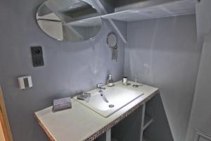 Bilik mandi di Briancon Apartment Buddha +11 gambar