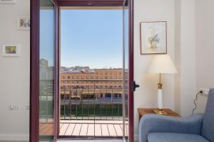 een kamer met een glazen schuifdeur met uitzicht op een gebouw bij OLD TOWN - Cultural Experience in Málaga