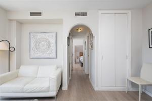 een woonkamer met een witte bank en een hal bij OLD TOWN - Cultural Experience in Málaga