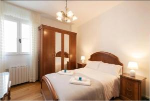 a bedroom with a bed with two towels on it at Apartamento Delfina in Ondárroa
