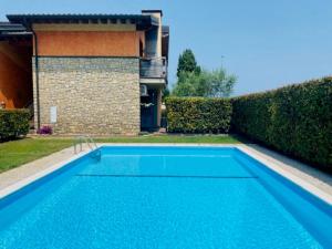 een zwembad voor een huis bij Piccolo Sogno in Desenzano del Garda