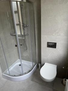 un baño con ducha y WC en Mololo Art Hostel, en Sopot