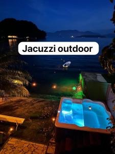 a sign that reads jacuzzi outdoor with the ocean at Cabana do Mar in Angra dos Reis +188 photos