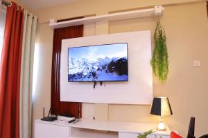 TV a/nebo společenská místnost v ubytování Rose Apartment in Najjera