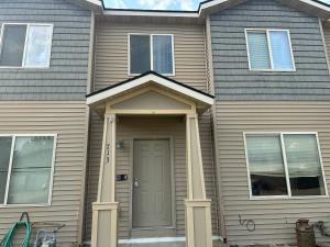 ウィリストンにある713 Section 1 luxury townhouseのドアと2本の柱がある家