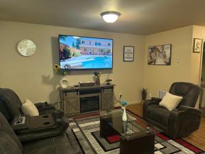 ウィリストンにある713 Section 1 luxury townhouseのソファ2脚と薄型テレビのあるリビングルーム