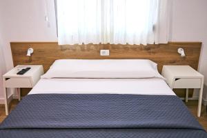 Postel nebo postele na pokoji v ubytování V Pension & Suites