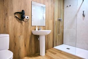 Koupelna v ubytování V Pension & Suites