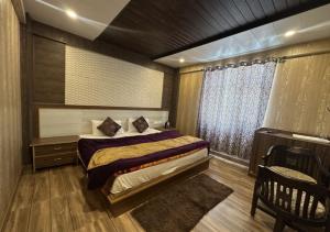 Rúm í herbergi á Laxmi Divine Badrinath