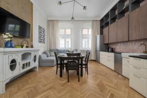 Kuchyňa alebo kuchynka v ubytovaní Exclusive Old Town Apartment by Noclegi Renters