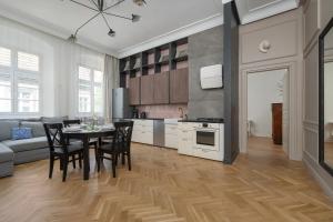 Kuchyňa alebo kuchynka v ubytovaní Exclusive Old Town Apartment by Noclegi Renters