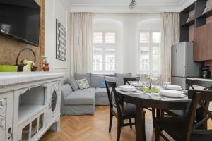 Posedenie v ubytovaní Exclusive Old Town Apartment by Noclegi Renters