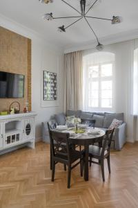 Televízia a/alebo spoločenská miestnosť v ubytovaní Exclusive Old Town Apartment by Noclegi Renters