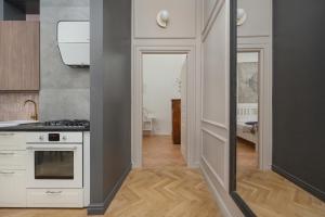 Kuchyňa alebo kuchynka v ubytovaní Exclusive Old Town Apartment by Noclegi Renters