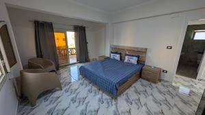 Ένα ή περισσότερα κρεβάτια σε δωμάτιο στο NEW 4 bedrooms Villa by the beach Kilo 134 فيلا باوركيديا فى الساحل الشمالى +62 φωτογραφίες