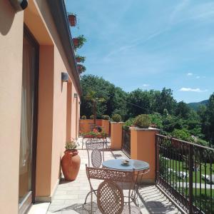 a patio with chairs and a table on a balcony at Villa el Pavo Real Arezzo in Arezzo