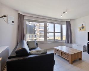 TV a/nebo společenská místnost v ubytování Appartement ZEEZICHT naast strand en duinen incl GARAGEBOX