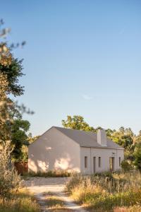 un edificio bianco in cima a una strada sterrata di Braciosa a Coruche
