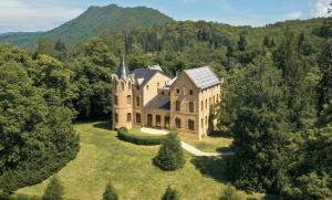 Majordoms - Castell de Villavecchia - 20 pax في سانت إلاري ساكالم: اطلالة جوية على قصر في الغابة